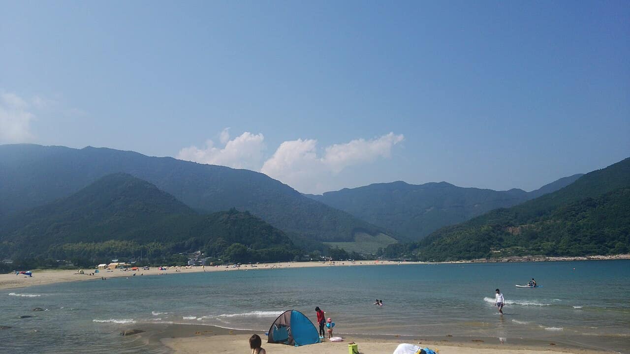 山にかこまれた夏の新鹿海水浴場の砂浜