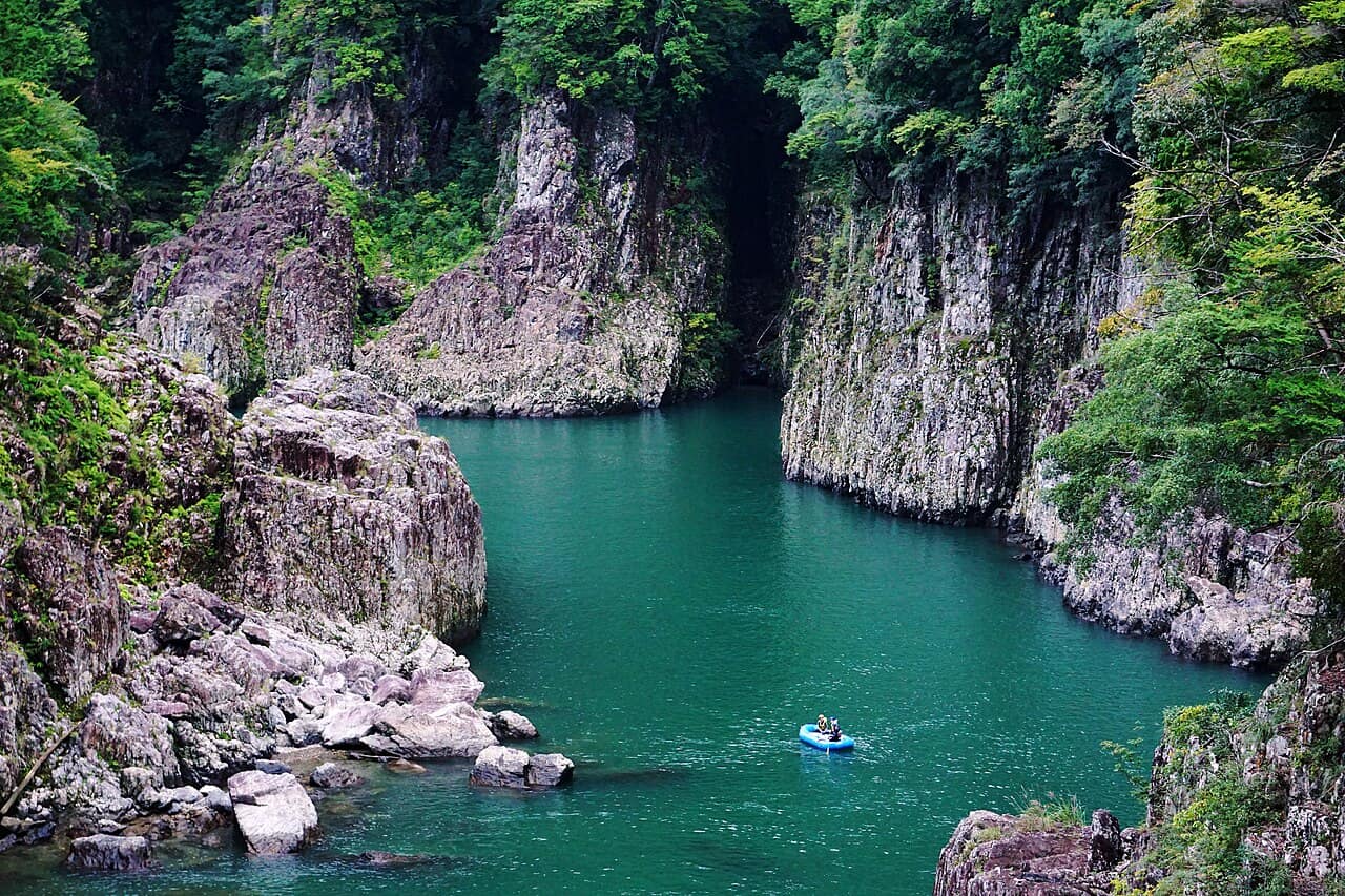 切り立った岩のあいだを青緑の川が流れる瀞八丁