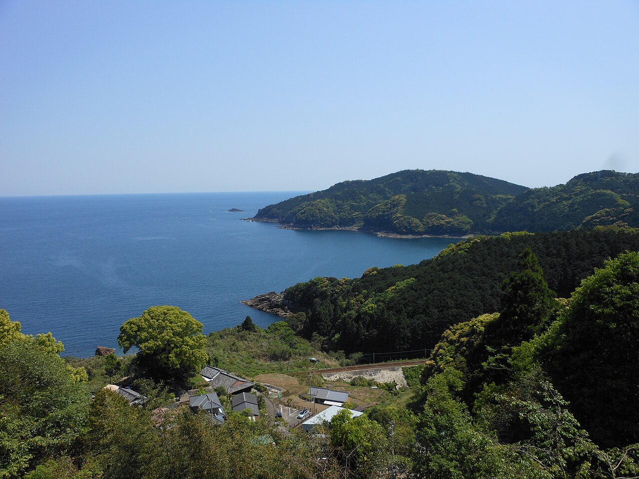 海と山にかこまれた波田須町の景色