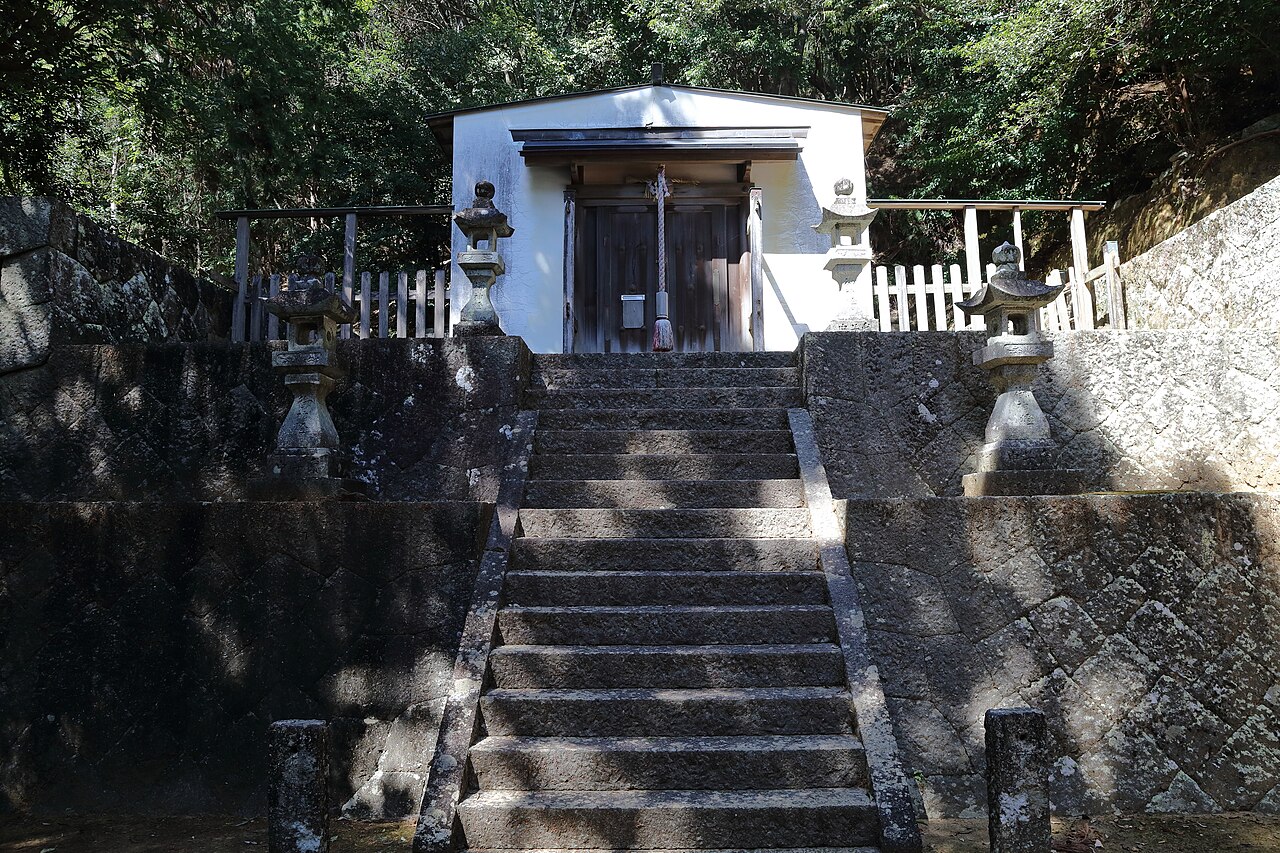 波田須神社の石段と社
