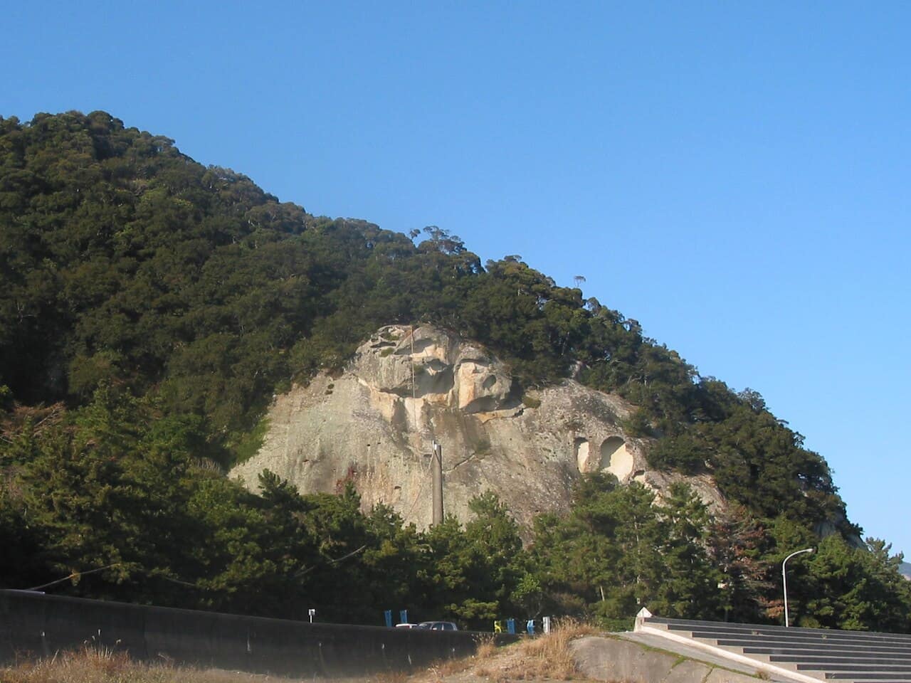 七里御浜側から見た花の窟神社の大きな岩