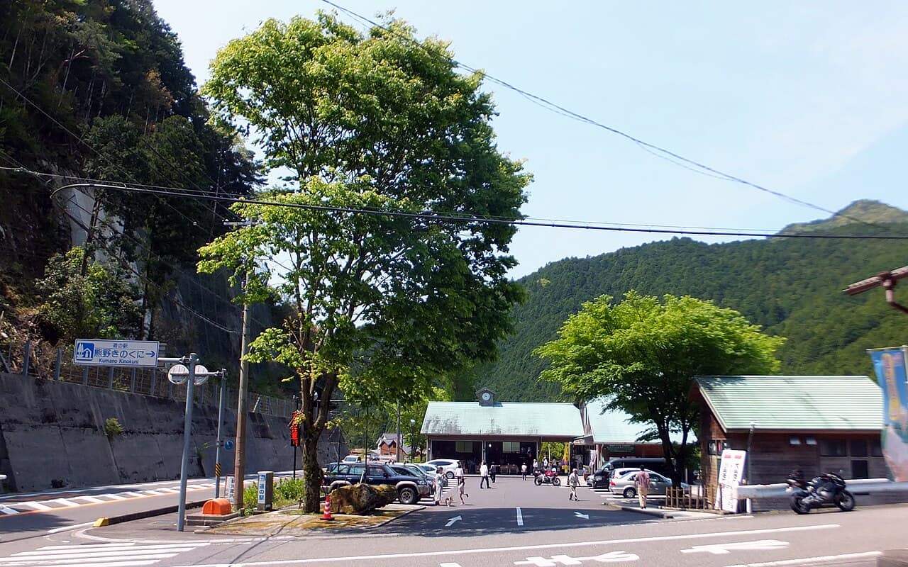 緑の木と山にかこまれた道の駅 熊野きのくに