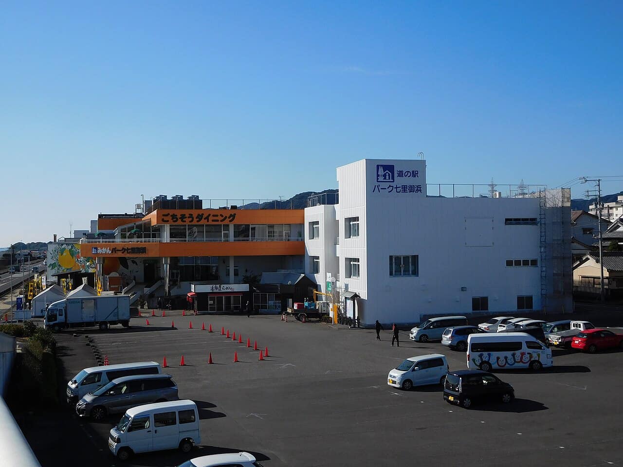 道の駅 パーク七里御浜の建物と駐車場
