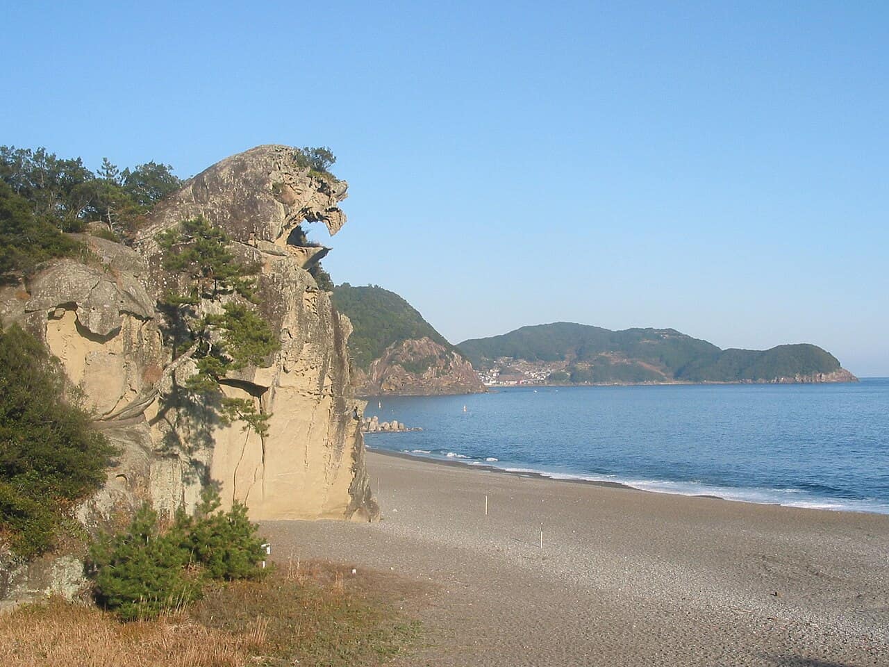 海に向かってほえるライオンのような獅子岩と七里御浜