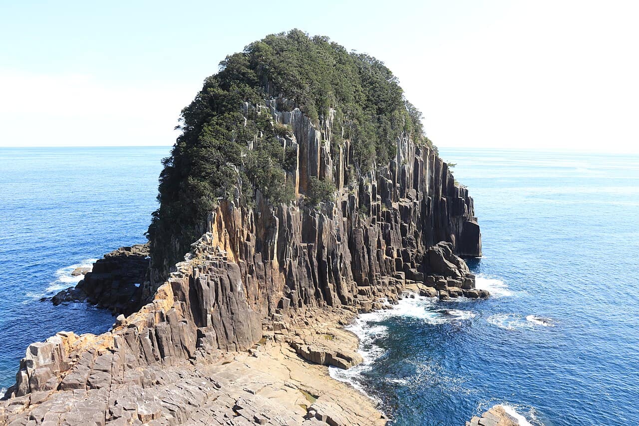 柱のような岩がならぶ楯ヶ崎と青い熊野灘