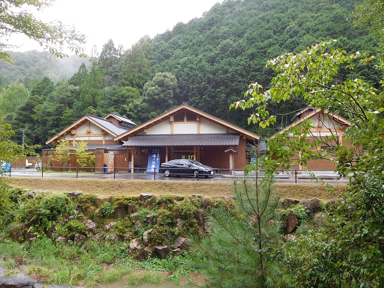 山あいに建つ湯ノ口温泉の湯元山荘